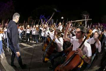 Los nietos de Sary Mánchez abren la final de murgas del Carnaval de 'Una noche en Río' (Foto TA)
